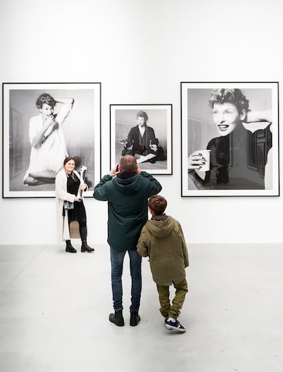 'Steven Meisel 1993 A Year in Photographs', la primera exposición del legendario fotógrafo, ha finalizado en A Coruña con una cifra de 132.000 visitantes. Se trataba de la segunda muestra promovida por la Fundación MOP, de Marta Ortega, presidenta de Inditex, en su centro de exposiciones del Muelle de la Batería, el mismo espacio que el año pasado acogió la muestra 'Peter Lindbergh: Untold Stories'. La exposición podía visitarse de manera gratuita, y todos los beneficios generados por la venta de 'merchandising' y las visitas guiadas serán destinados a la segunda edición del proyecto 'Future Stories', dirigido al apoyo a jóvenes creadores en su carrera artística.