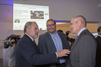 Ignacio de Polanco, president d'honor de PRISA, s'adreça al director d'EL PAÍS, Antonio Caño, en presència d'Antonio Franco, exdirector adjunt d'EL PAÍS.