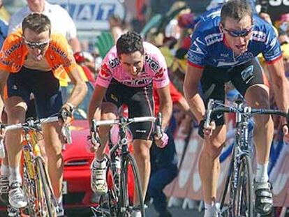 Roberto Laiseka, Joseba Beloki y Lance Armstrong, durante la subida a Alpe d&#39;Huez.