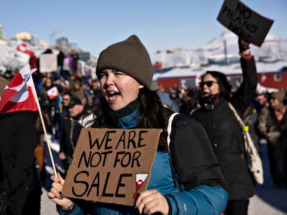 Manifestantes en una protesta frente al consulado de Estados Unidos, bajo el lema 'Groenlandia pertenece al pueblo groenlandés', en Nuuk, Groenlandia, el pasado sábado 15 de marzo.