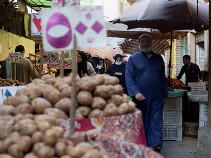 Vendedores de verduras egipcios esperan a los clientes en un mercado popular de El Cairo, Egipto, en enero de 2023.