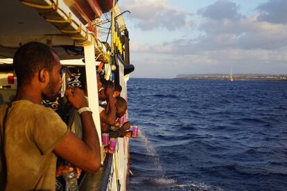 Inmigrantes a bordo del 'Open Arms', fondeado frente a Lampedusa.