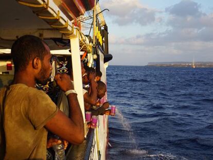 Inmigrantes a bordo del 'Open Arms', fondeado frente a Lampedusa.