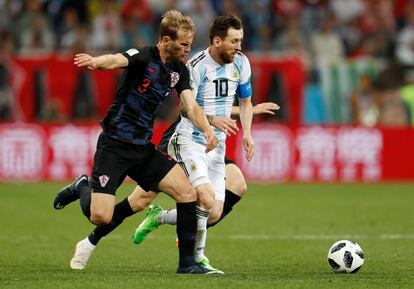 Lionel Messi e Ivan Strinic durante el partido.