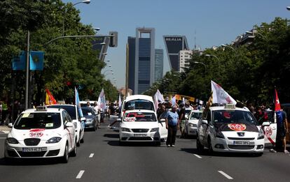 El Paseo de la Castellana durante la manifestación de taxistas en Madrid.