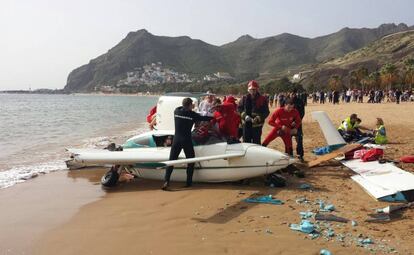 Fotografía facilitada por el Consorcio de Bomberos de Tenerife de los restos de la avioneta que ha aterrizado de emergencia hoy en la playa de Las Teresitas de Santa Cruz de Tenerife, y cuyos tres ocupantes han resultado heridos.