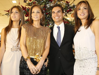 Isabel Preysler junto a sus hijos Ana Boyer, Julio José Iglesias y Tamara Falcó, en diciembre de 2011 en Oviedo.