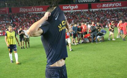 Jugador del UCAM tras el descenso. 