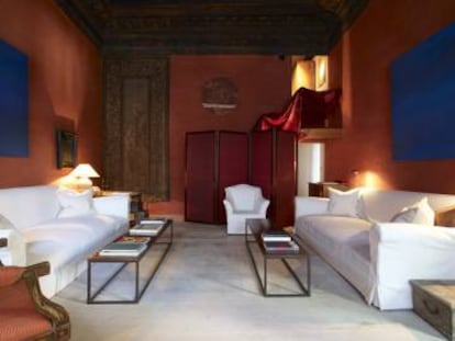 Arriba, salón oriental en el castillo de Gravenwezel, cerca de Amberes, donde vive Vervoordt. En medio, invernadero de naranjos en Gravenwezel. Abajo, comedor en el Palazzo Alverà, en Venecia, donde el diseñador organiza exposiciones de arte y antigüedades.