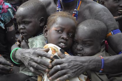 Tres niños en un campamento de refugiados en Sudán del Sur.