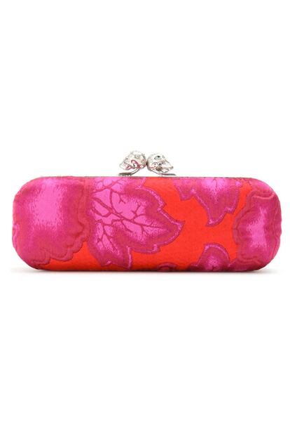 McQueen utiliza sus emblemáticas calaveras para este bolso tipo baguette en rosa y rojo con estampado de hojas (990 euros).