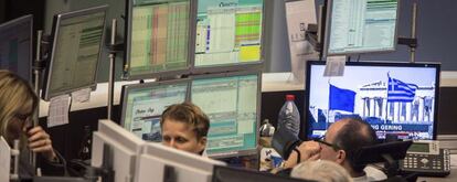 Corredores de bolsa observan los datos de la bolsa en Fr&aacute;ncfort (Alemania). 