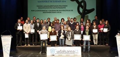 Representantes de los municipios distinguidos por el desarrollo de la Agenda local 21 en el acto de entrega de premios celebrada este viernes en Durango. 