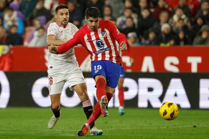 El delantero del Atlético de Madrid, Álvaro Morata, seguido por el defensa el Sevilla Jesús Navas, durante el último encuentro entre ambos equipos.