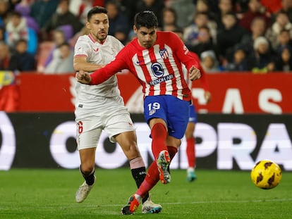 El delantero del Atlético de Madrid, Álvaro Morata, seguido por el defensa el Sevilla Jesús Navas, durante el último encuentro entre ambos equipos.