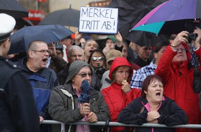 Manifestantes de extrema derecha protestan contra las pol&iacute;ticas de Angela Merkel el pasado 3 de octubre. 