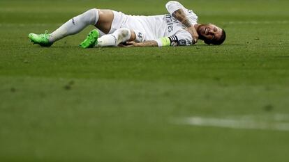 Sergio Ramos se duele de un golpe en el suelo
