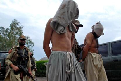 Soldados paquistaníes escoltan a presuntos talibanes detenidos durante una operación militar en la región tribal de Khyber, en 2009.