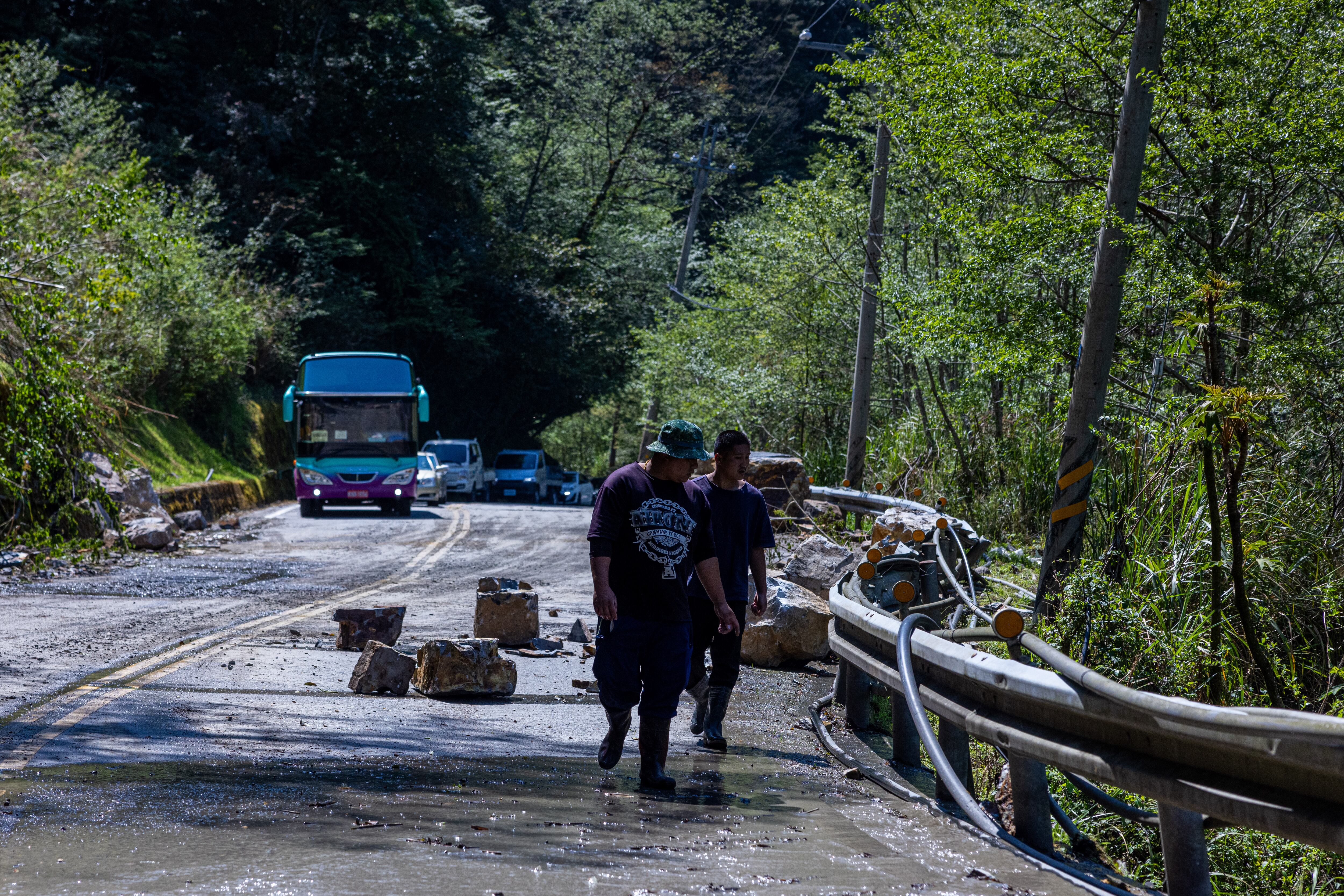 Multitud de rocas bloquean parte de una carretera tras el terremoto en Yilan (Taiwán), este miércoles. 