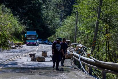 Multitud de rocas bloquean parte de una carretera tras el terremoto en Yilan (Taiwán), este miércoles. 