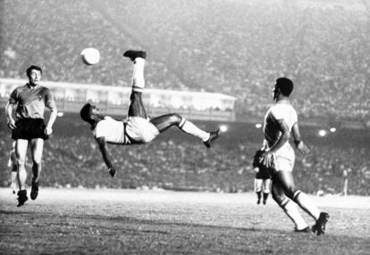 La estrella del fútbol brasileña, Pelé, hace una chilena durante un partido amistoso contra la selección de Bélgica en Río de Janeiro (Brasil), en 1968.