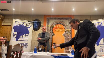Enrique Ponce explica, micrófono en mano, su concepto del toreo ante la atenta mirada de Roberto García Yuste, presidente de la Asociación El Toro de Madrid.