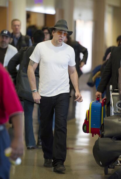 El actor Nicholas Cage, a principios de marzo de 2011 en el aeropuerto de Los Ángeles (California).