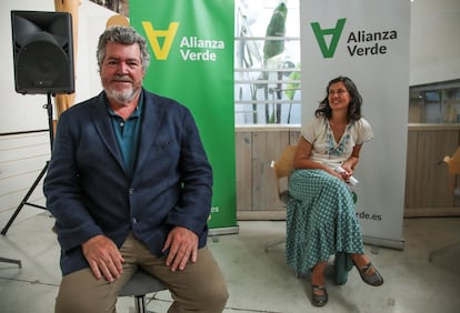 El diputado de Unidas Podemos Juan López de Uralde y la exparlamentaria de Andalucía Carmen Molina, este jueves en Madrid.