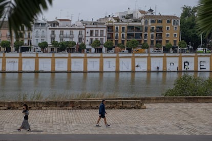 Pintada en favor del Palestina en la calle Betis de Sevilla, que el Ayuntamiento ha empezado a eliminar desde primera hora de la mañana.
