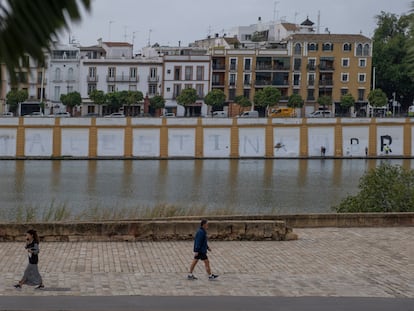 Pintada en favor del Palestina en la calle Betis de Sevilla, que el Ayuntamiento ha empezado a eliminar desde primera hora de la mañana.