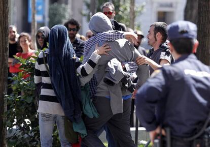 Varios de los anarquistas detenidos esta semana en Madrid, Palencia y Barcelona, en relación con atentados como los de la catedral de la Almudena o la basílica del Pilar tras declarar en la Audiencia Nacional.