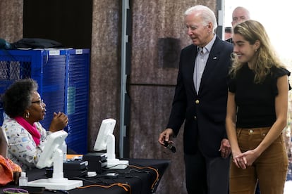 El presidente de Estados Unidos, Joe Biden, acude a votar por adelantado junto a su nieta Natalie Biden en su colegio electoral en Wilmington (Delaware).