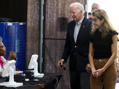 El presidente de Estados Unidos, Joe Biden, acude a votar por adelantado junto a su nieta Natalie Biden en su colegio electoral en Wilmington (Delaware).