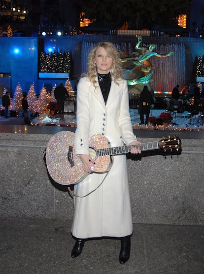 Taylor Swift inaugura las luces de Navidad de Nueva York en el Rockefeller Center, en noviembre de 2007, a punto de cumplir los 18 años.