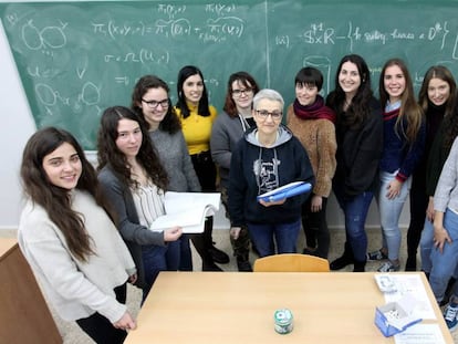 La profesora de Matemáticas Marta Macho (en el centro), con sus alumnas en la Universidad del País Vasco