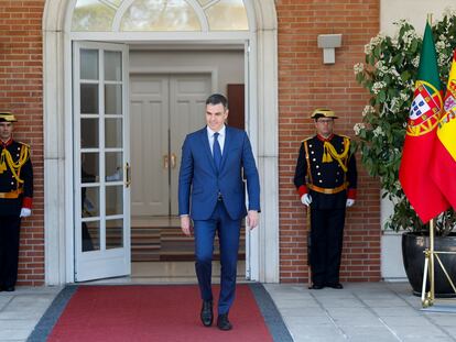 Pedro Sánchez en el Palacio de la Moncloa, antes de reunirse con el primer ministro de Portugal, este lunes.