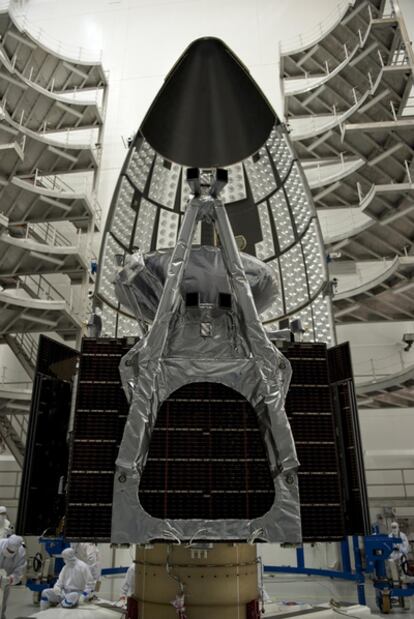 Colocación de la <i>Juno</i> en la punta del cohete Atlas V.