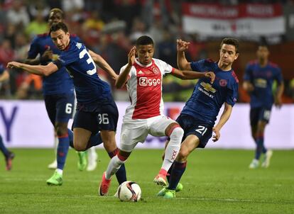 David Neres del Ajax conduce el balón durante una acción del partido.