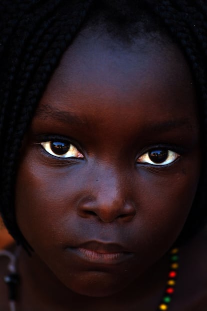 Retrato de una niña mauritana en las afueras de un pequeño campo de fútbol en 2008 en el barrio de Antula en Bisáu, en donde vendía algunos cacahuetes junto a su madre. Estuve un rato hablando con la progenitora, y la pequeña me atrapó con su mirada y su entereza. Ella no acudía a la escuela, pero transmitía un orgullo enorme al apoyar a su madre diariamente.