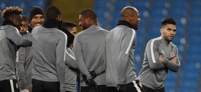 Radamel Falcao, a la izquierda, se ejercita con sus compañeros en el Etihad Stadium.