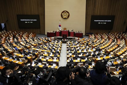 Los legisladores toman sus asientos a su llegada a la sesión plenaria para la votación de destitución del presidente surcoreano Yoon Suk-yeol, este sábado en Seúl.