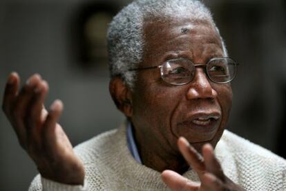 El escritor Chinua Achebe, en una imagen de 2008.  