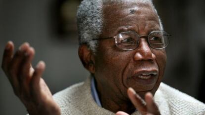 El escritor Chinua Achebe, en una imagen de 2008.