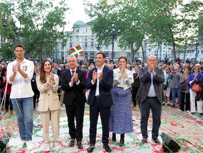 El candidato a lehendakari, Imanol Pradales, asiste al acto de cierre de campaña del PNV, este viernes en Bilbao.