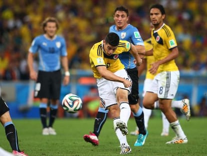 James Rodríguez dispara ao gol uruguaio.