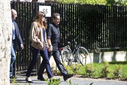 Carla Bruni y Nicolas Sarkozy, paseando por las calles de Par&iacute;s la pasada primavera.