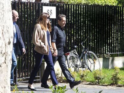 Carla Bruni y Nicolas Sarkozy, paseando por las calles de Par&iacute;s la pasada primavera.