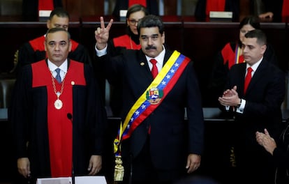 El presidente venezolano Nicolás Maduro gesticula después de recibir el marco presidencial durante la ceremonia de juramento de su segundo mandato presidencial en la Corte Suprema de Caracas (Venezuela). 