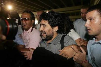 Maradona, a su llegada al aeropuerto de Barajas.