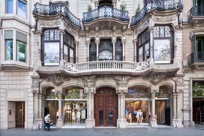 Fachada del edificio modernista en Passeig de Gràcia, Barcelona.